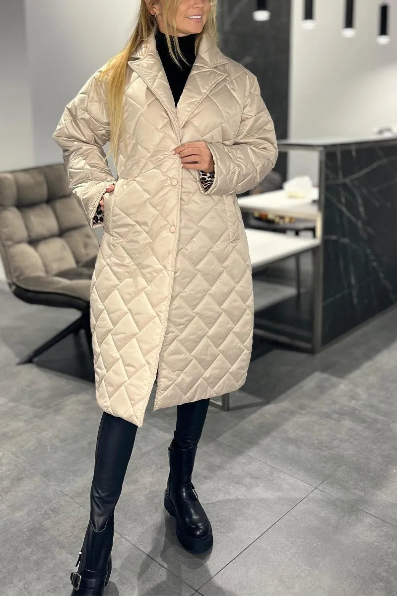 Manteau réversible chic Ofira de Danoir Paris en noir, affichant un style élégant et moderne, porté ouvert ou fermé.