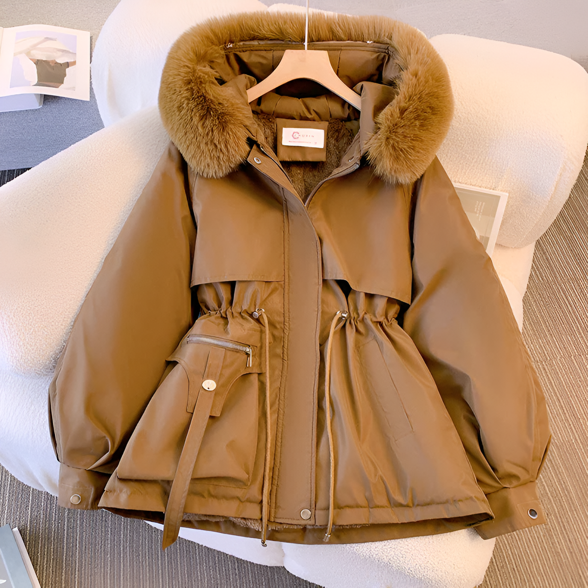 Manteau d'hiver élégant Danoir Paris Laluna FR1040 en blanc, coupe raffinée, taille XS, porté sur mannequin.