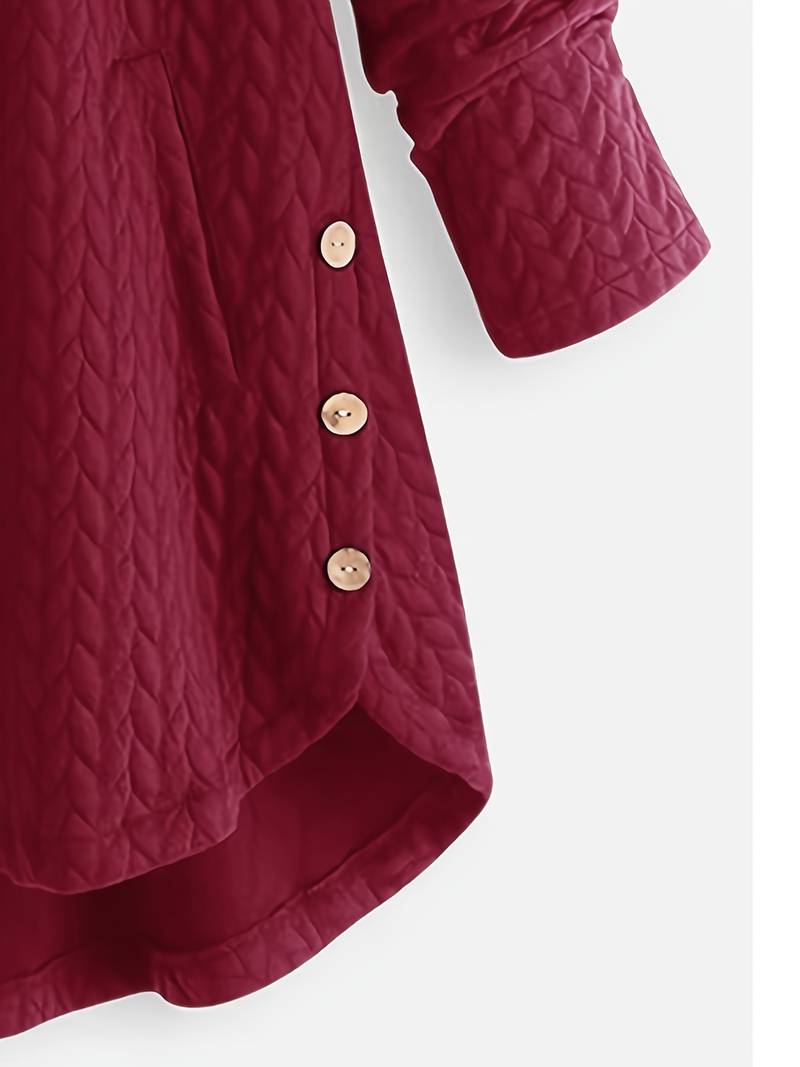 Veste Julie Danoir Paris rouge bourgogne, élégance matelassée automnale, vue de face, détail du tissu et de la coupe.