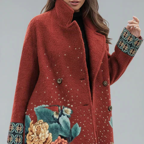 Manteau élégant Danoir Paris Evelyn, style polyvalent, en tissu léger, porté avec col et boutons, vue de face.