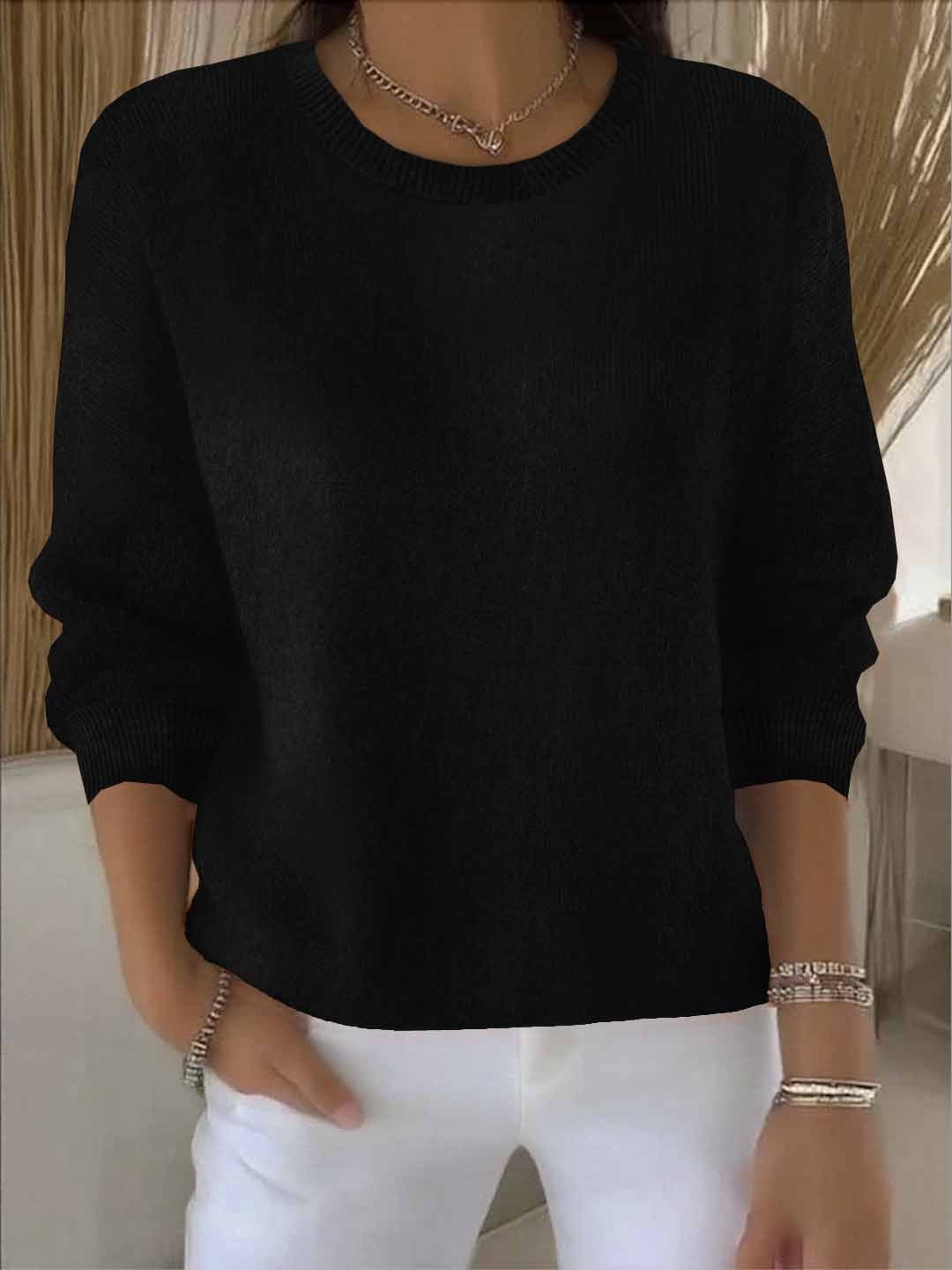 Pull élégant et confortable Danoir Paris Ely pour femmes, gris doux, porté avec col en V et manches longues.