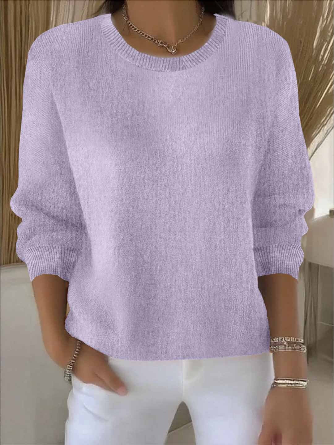 Pull élégant et confortable Danoir Paris Ely pour femmes, en laine douce, porté avec col rond et manches longues.