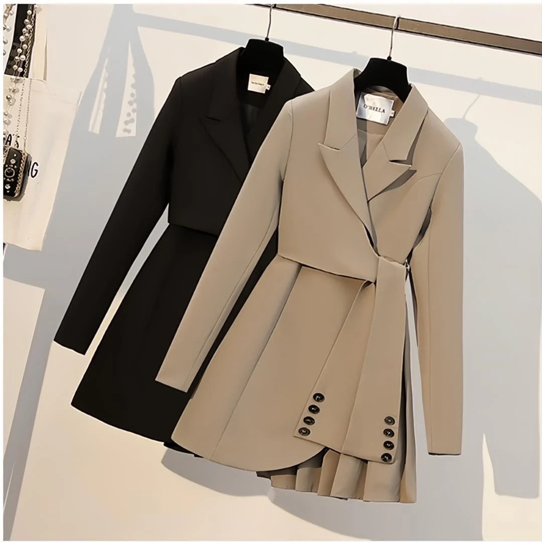 Manteau d'hiver noir élégant Natalia de Danoir Paris, coupe ajustée, porté en taille XS, tissu chaud et sophistiqué.