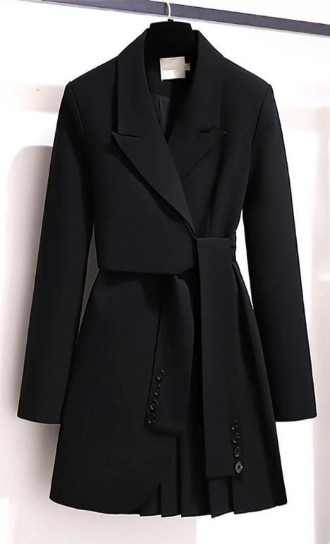Manteau élégant d'hiver Natalia de Danoir Paris en noir, coupe ajustée et détails sophistiqués, porté en taille XS.