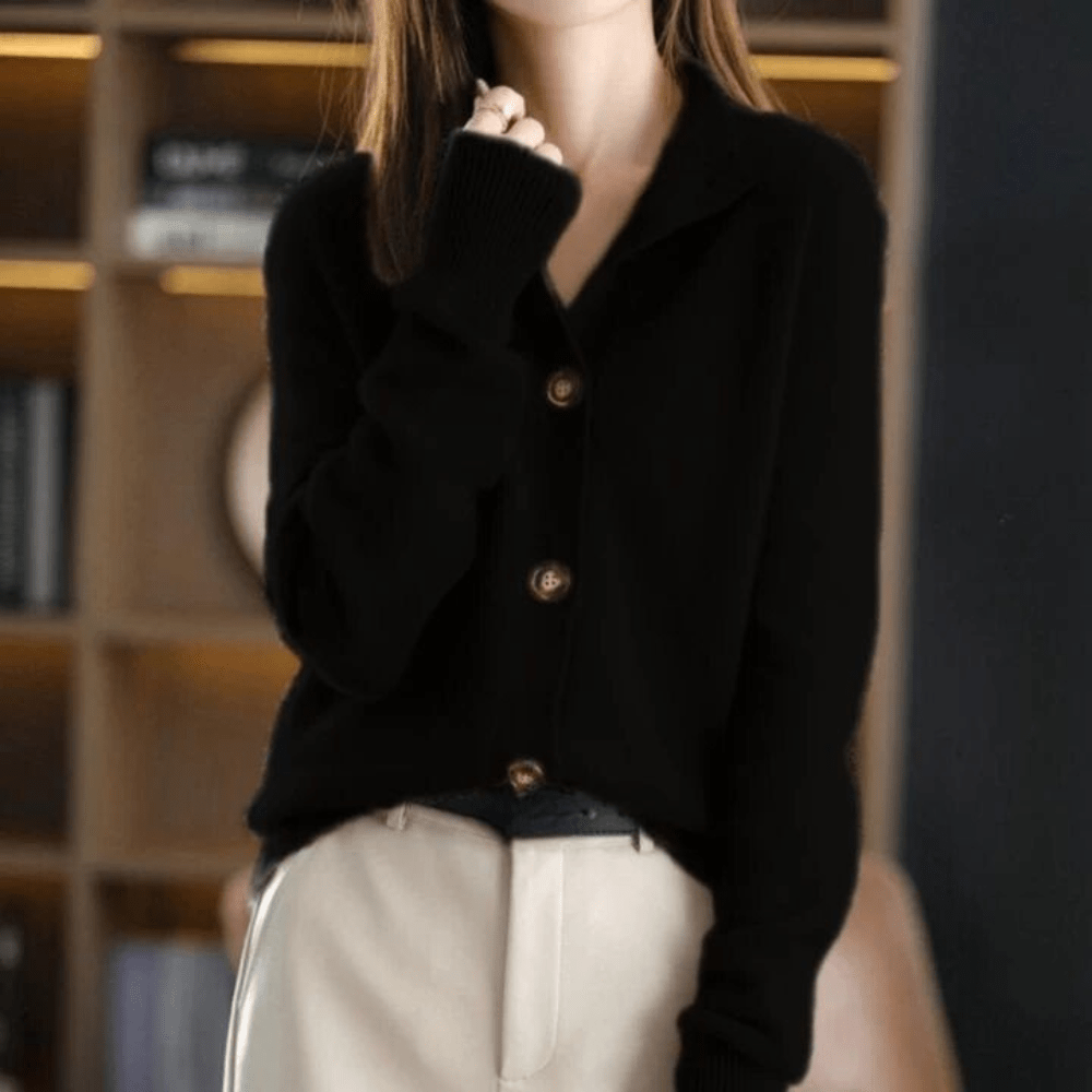Gilet chic en cachemire beige Annie de Danoir Paris, coupe élégante, porté sur un fond neutre.