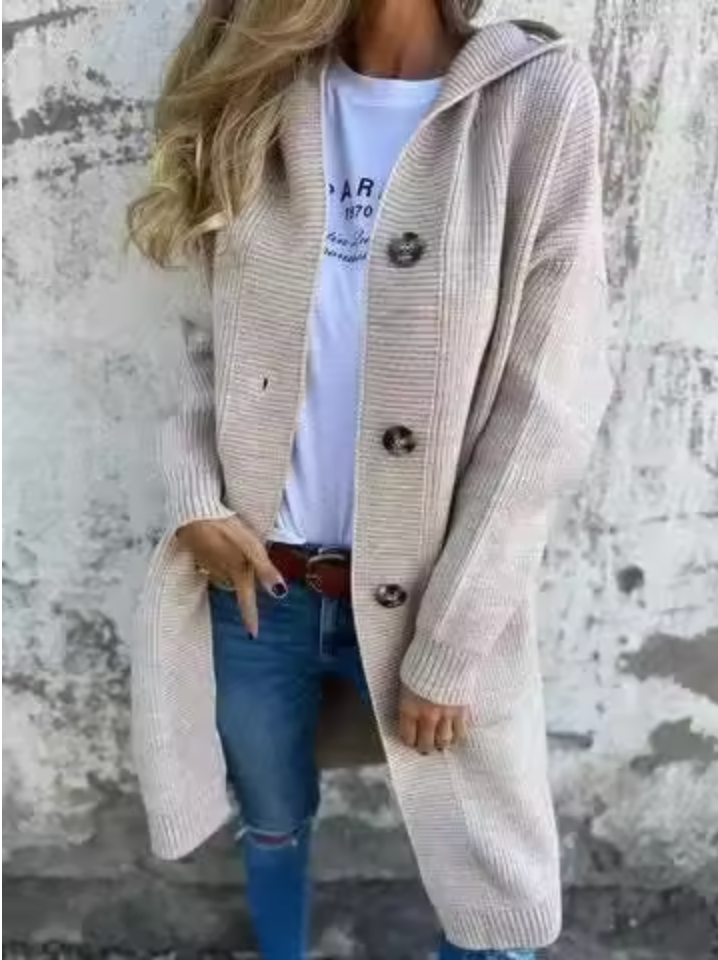 Robe longue beige Giselle Danoir Paris, style décontracté et élégant, portée décontractée, tissu fluide, coupe sophistiquée.