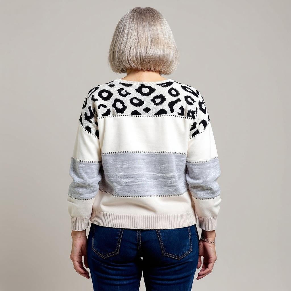 Pull léopard Danoir Paris Pascalina FR1078 en maille confortable porté sur mannequin, détails du motif animal et coupe décontractée visible.