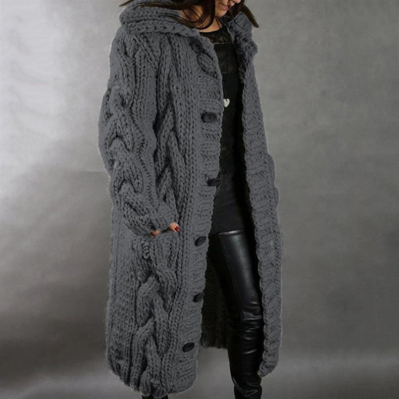 Manteau élégant et confortable Karina de Danoir Paris, en tissu doux, porté par une femme dans un cadre urbain.