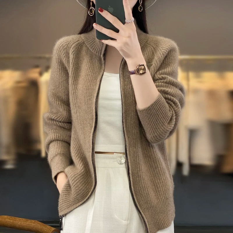 Cardigan zippé sophistiqué Vienne de Danoir Paris, léger et élégant, en tissu doux, porté avec un look chic.