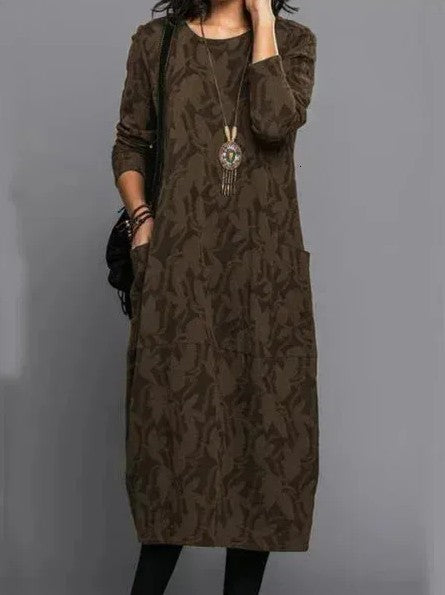 Robe d'hiver élégante Betty de Danoir Paris, tissu chaud avec détails sophistiqués, portée par un mannequin.