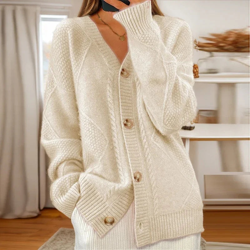 Cardigan féminin Éloise de Danoir Paris, confortable, en maille douce, porté par une femme dans un style décontracté.