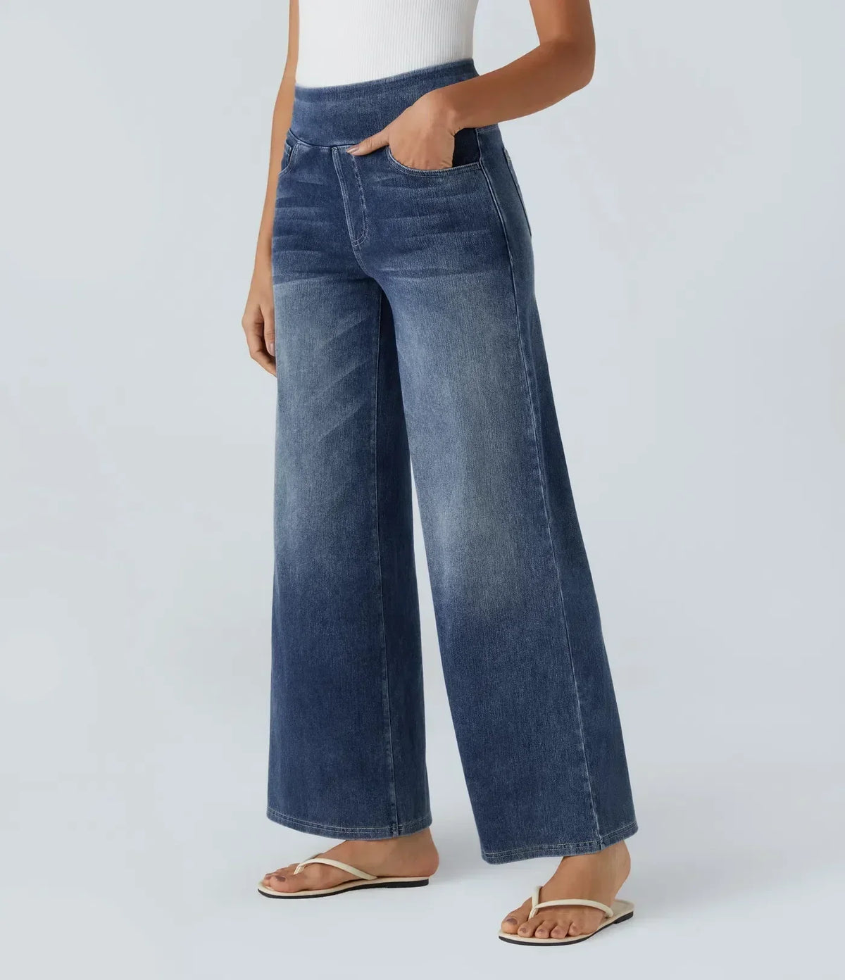 Pantalon Danoir Paris Eva en bleu foncé, modèle FR1106, confort élégant, vue de face sur le pantalon en tissu fluide.