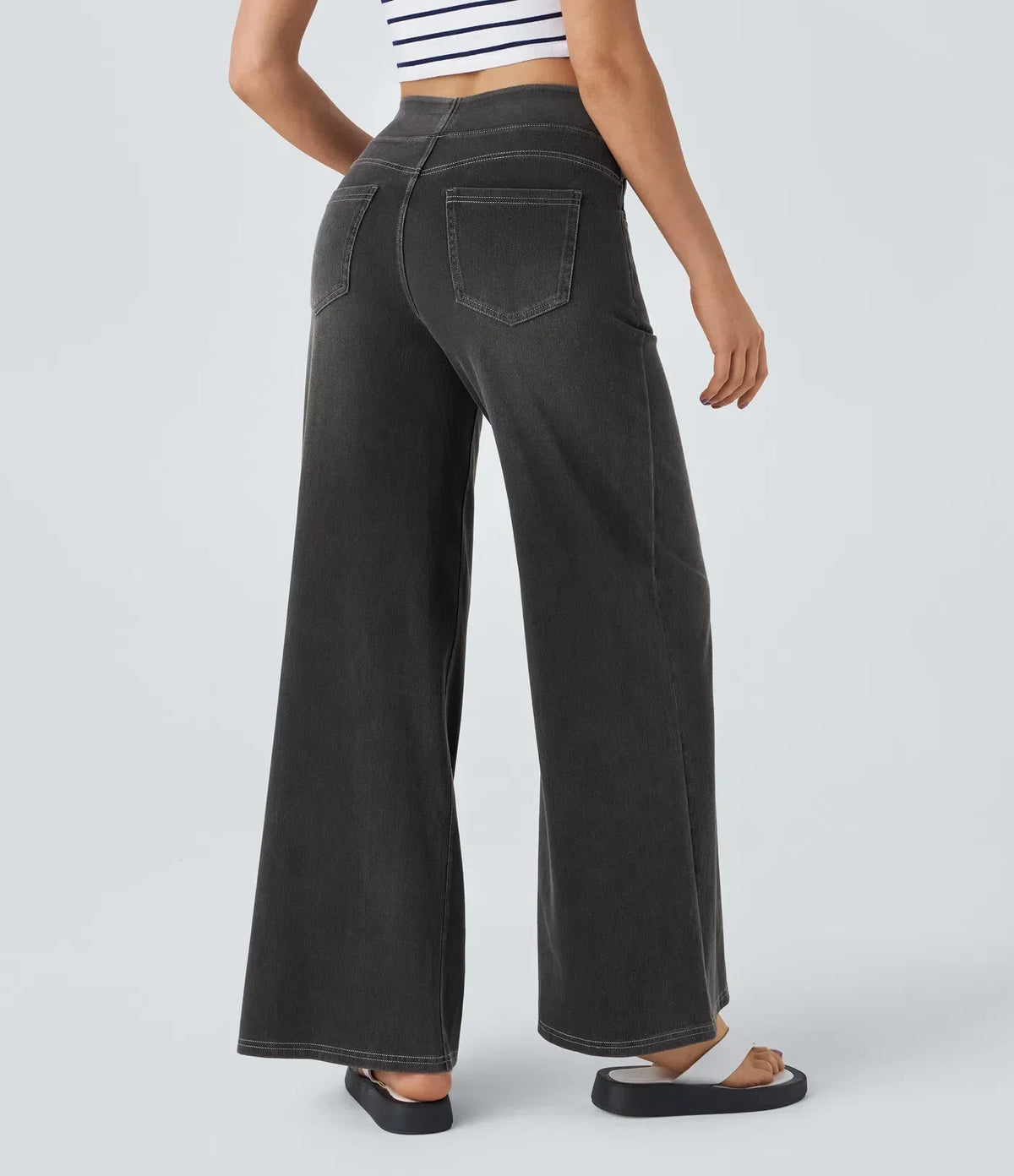 Pantalon confortable et élégant Eva de Danoir Paris en tissu bleu foncé, coupe moderne et finition soignée.