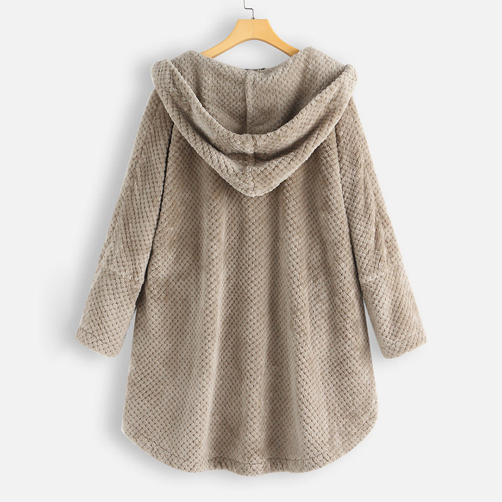 Manteau d'hiver chic Jesse de Danoir Paris, tissu élégant en laine, porté sur mannequin avec col et boutons.