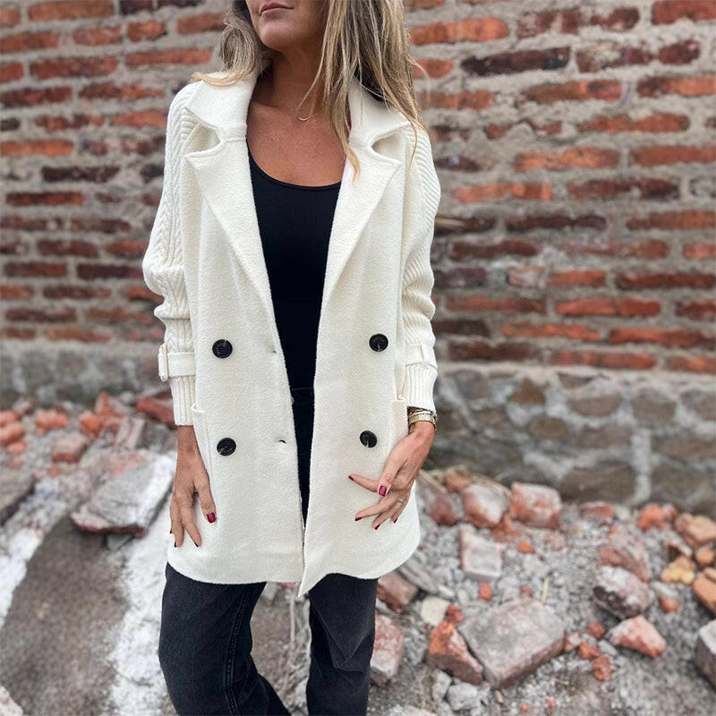 Manteau élégant mi-long Danoir Paris Isola gris-vert, style sophistiqué, tissu chaud, porté sur un mannequin.
