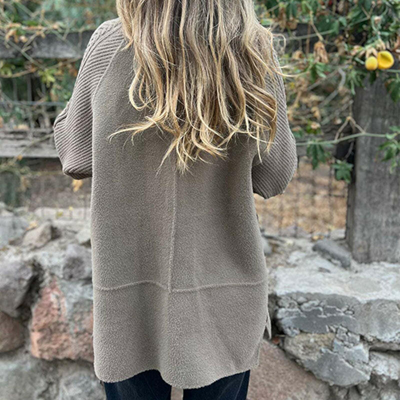 Manteau élégant mi-long Danoir Paris Isola en gris vert, coupe raffinée, tissu chic et moderne, porté sur un mannequin.
