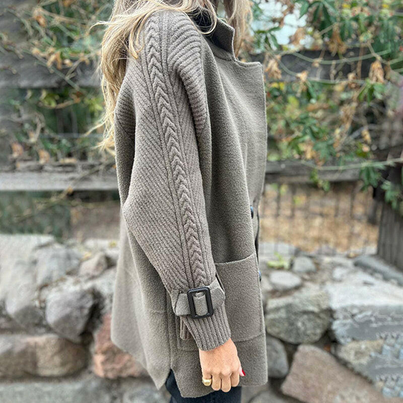 Manteau élégant mi-long Danoir Paris Isola en gris vert, style sophistiqué, tissu chaud et finition soignée.