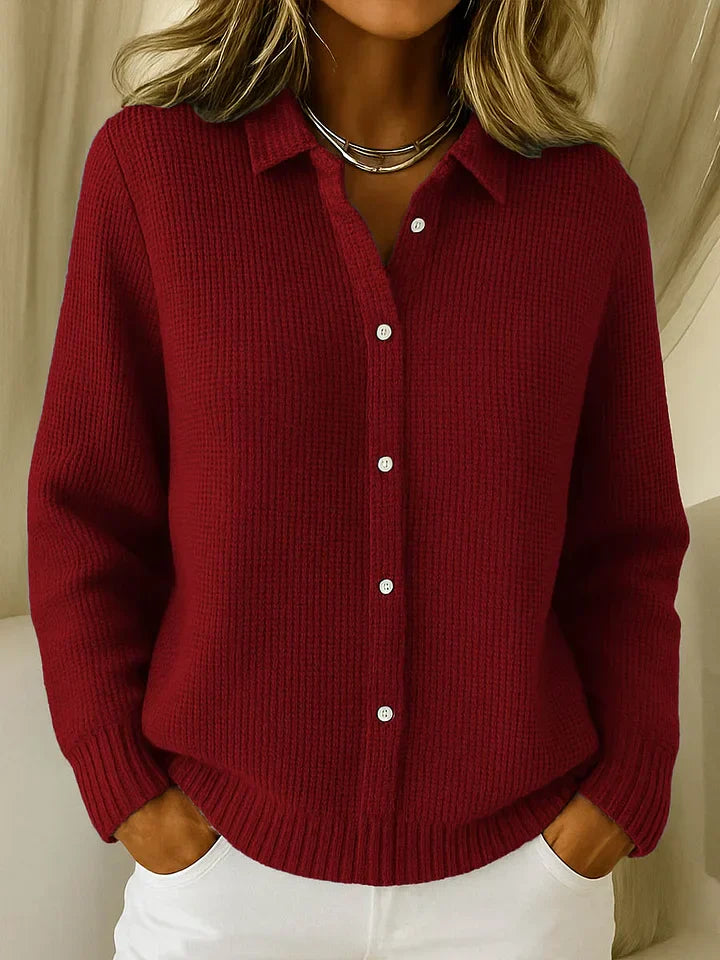 Cardigan chic et confortable Fiora de Danoir Paris en bleu, style élégant et tissu doux, porté par un mannequin.