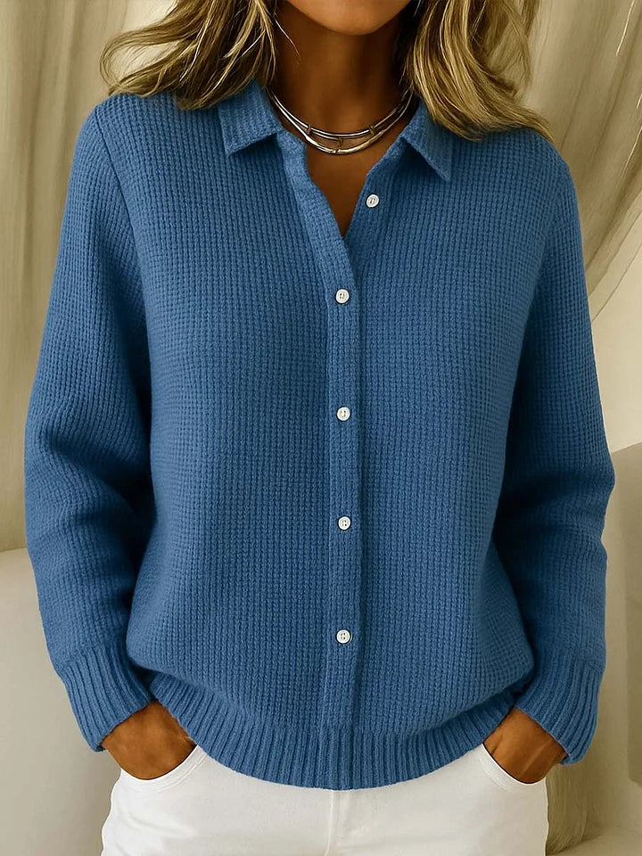 Cardigan chic et confortable Fiora de Danoir Paris en bleu, doux tissu, style élégant pour femmes.