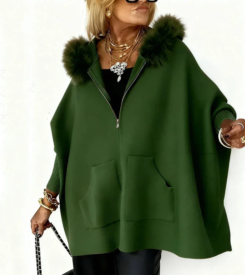 Manteau chic en fourrure Arabelle de Danoir Paris, style élégant avec détails sophistiqués, présenté sur un fond neutre.
