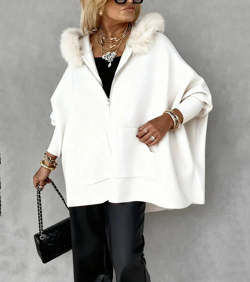 Manteau chic en fourrure Arabelle de Danoir Paris, coupe élégante, intérieur doublé, coloris neutre, style sophistiqué.