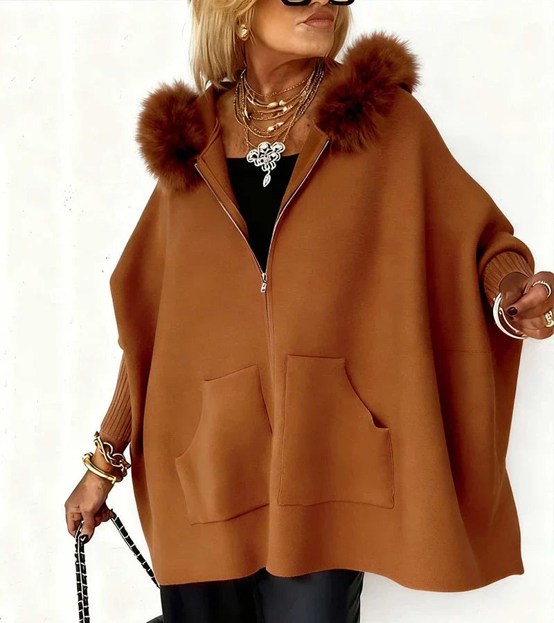 Manteau chic en fourrure Arabelle de Danoir Paris, tissu élégant, coupe sophistiquée, image en gros plan sur le col et les détails.
