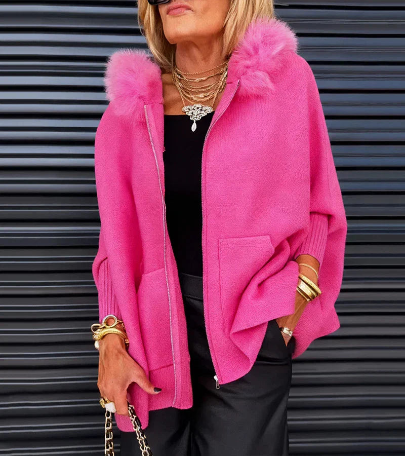 Manteau chic en fourrure Arabelle de Danoir Paris, élégant, avec détails en fourrure, porté en extérieur, couleur sombre.