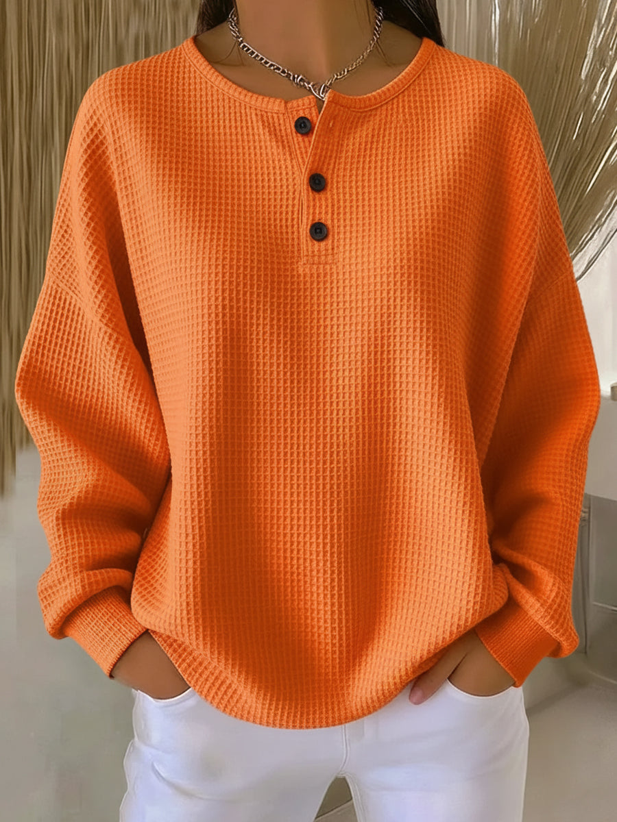 T-shirt chic décontracté Annelie de Danoir Paris en orange, porté, avec coupe moderne et détails élégants.
