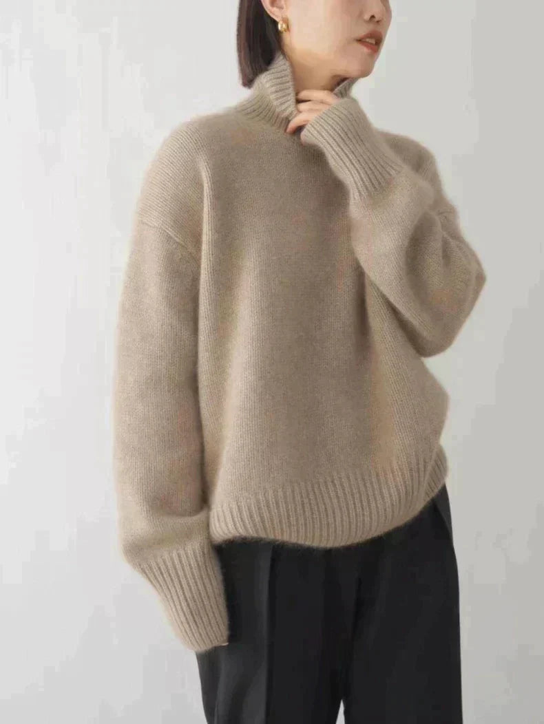Pull en cachemire beige Isabella de Danoir Paris, modèle FR1125, avec détails élégants et finition douce.