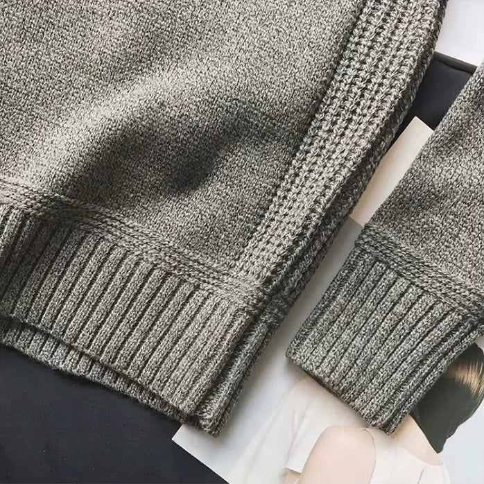 Pull alpin confortable Steve de Danoir Paris, détail en laine douce avec col montant et finition soignée, couleur gris clair.