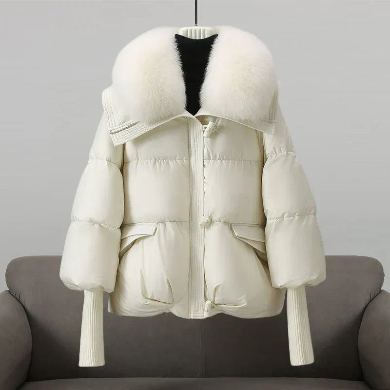 Veste élégante en fausse fourrure noire Indi de Danoir Paris, coupe sophistiquée et détails raffinés.