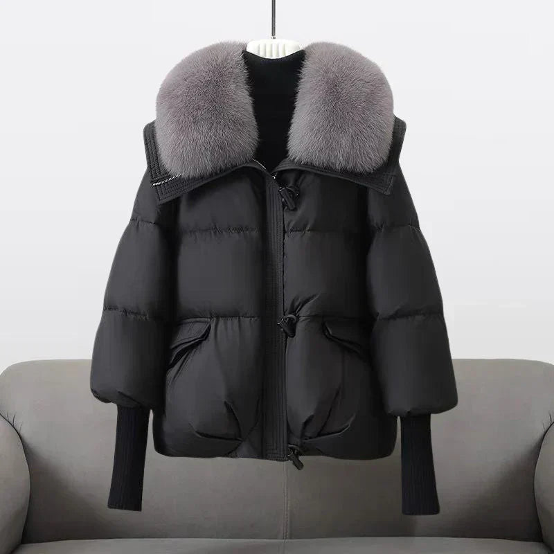 Veste élégante en fausse fourrure noire Indi de Danoir Paris, coupe sophistiquée et détails raffinés visible en image.