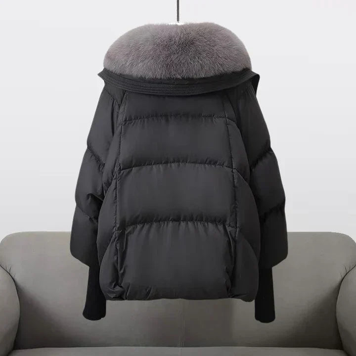 Veste élégante Danoir Paris FR1136 en fausse fourrure noire, coupe sophistiquée, détails modernes pour un look chic et chaud.