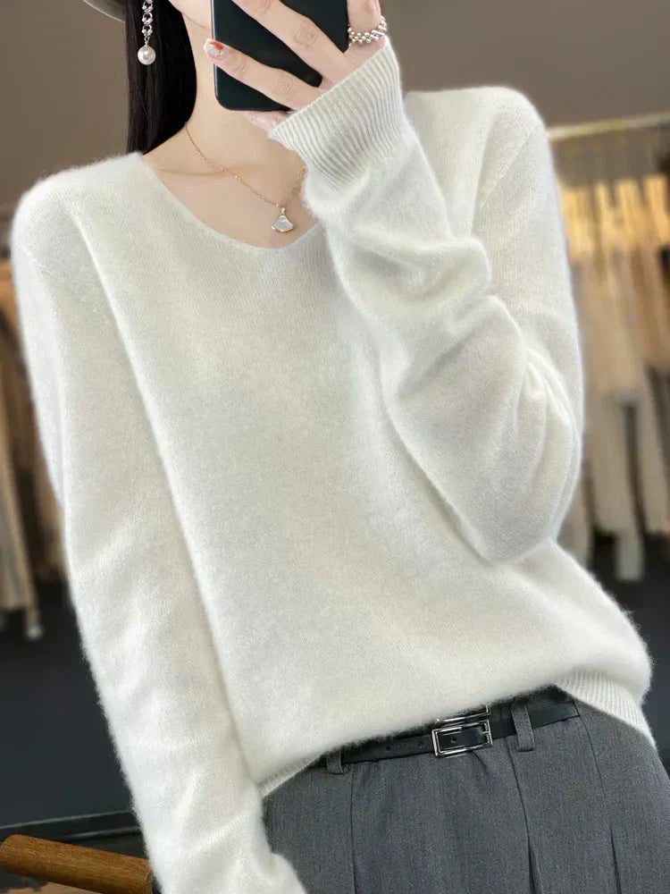 Pull ample en laine Adèle de Danoir Paris, couleur vert, porté, avec col rond et manches longues.