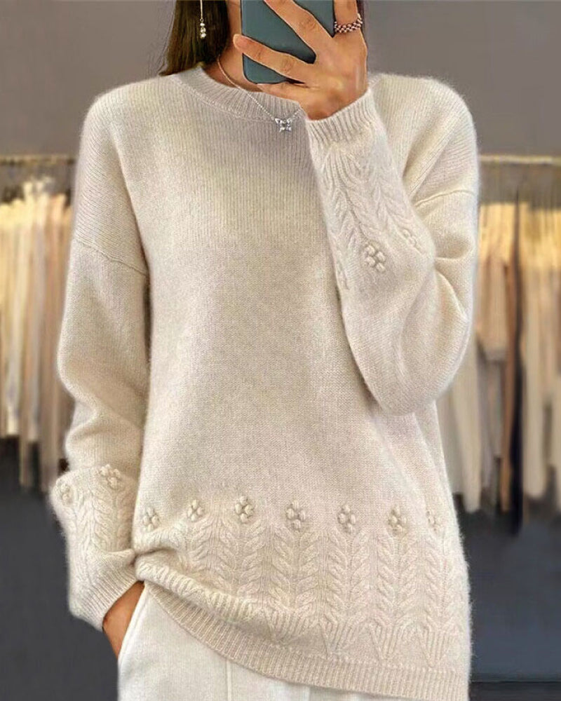 Pull rétro élégant Beatrice de Danoir Paris, modèle FR1174, en laine douce avec col en V et détails vintage.