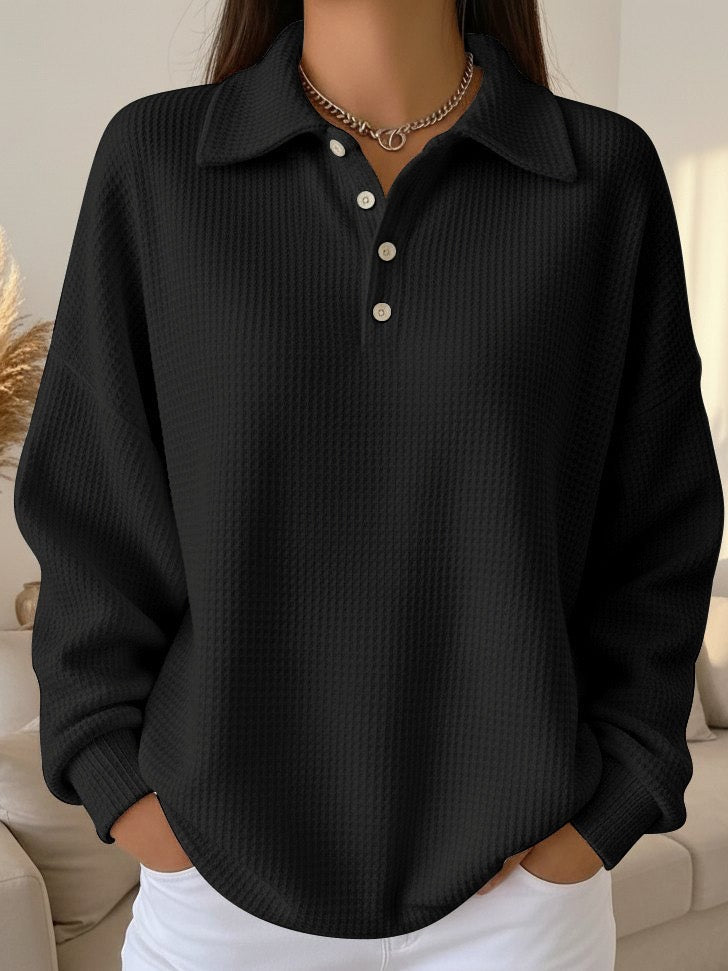 Pull polo doux et élégant Ava de Danoir Paris, tissu confortable, porté sur un mannequin avec col polo et manches longues.