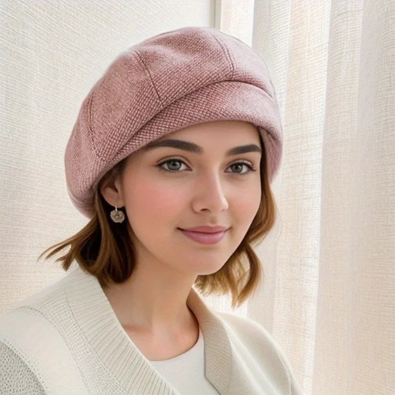 Beret chic et élégant de la marque Danoir Paris, modèle Laluna FR1196, en tissu noir, porté sur une mannequin.