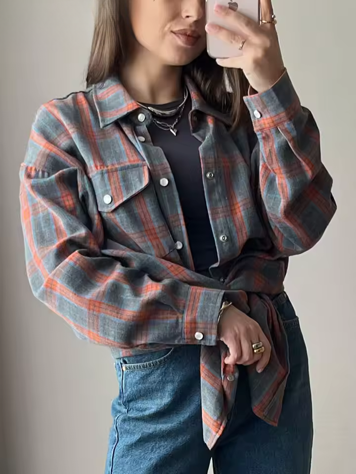 Chemise oversize vintage Leandra de Danoir Paris, tissu léger, motif à carreaux, col classique, manches longues, style décontracté.
