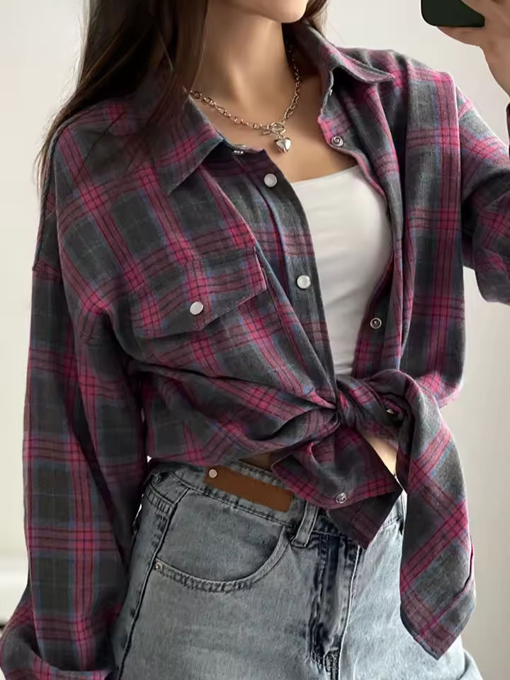 Chemise oversize vintage Leandra de Danoir Paris, style décontracté, tissu léger, couleur neutre, vue de face sur mannequin.