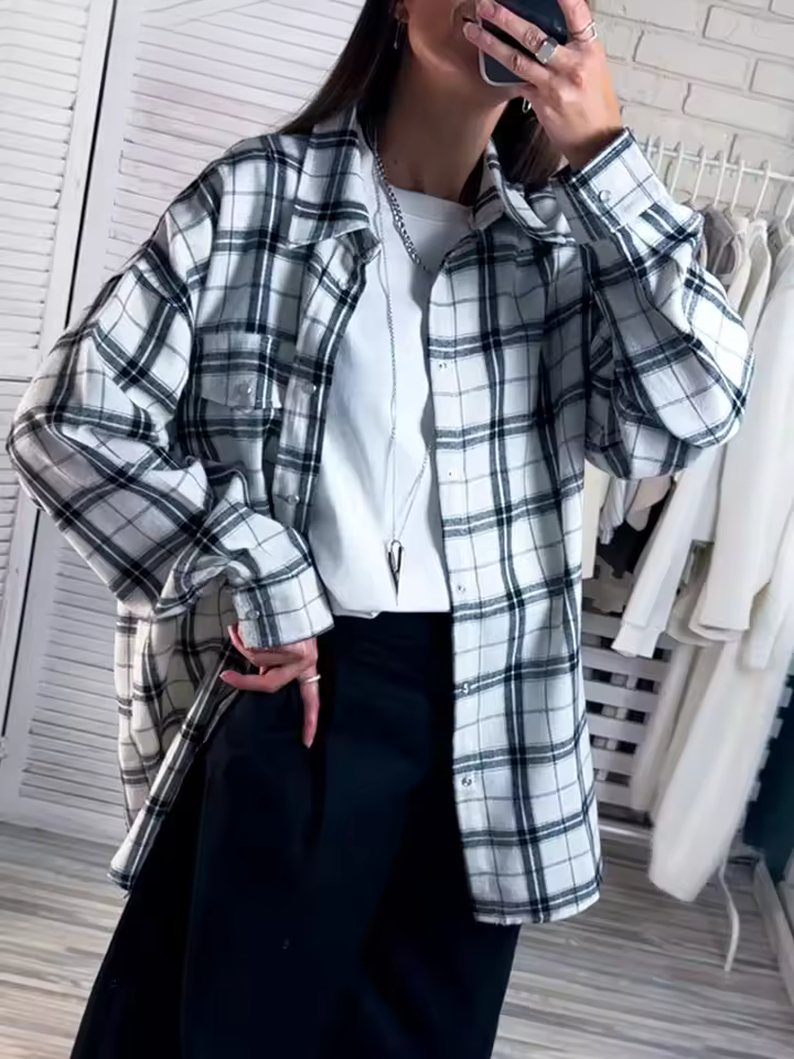 Chemise oversize vintage Leandra de Danoir Paris, en tissu léger avec col et manches longues, portée sur un mannequin.