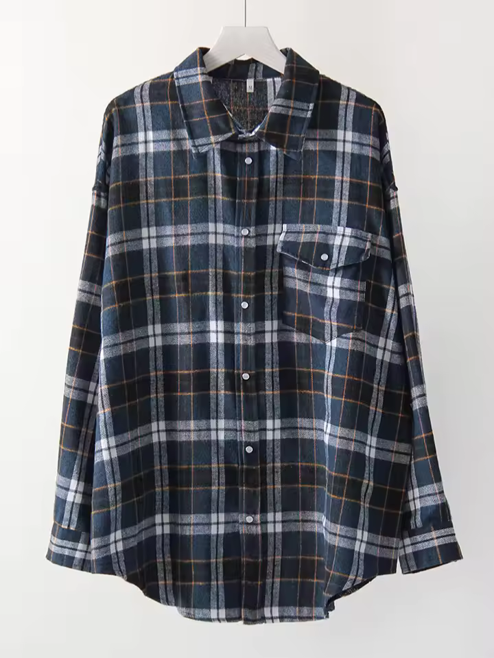 Chemise oversize vintage Leandra de Danoir Paris, tissu léger, col classique, manches longues, style décontracté et tendance.