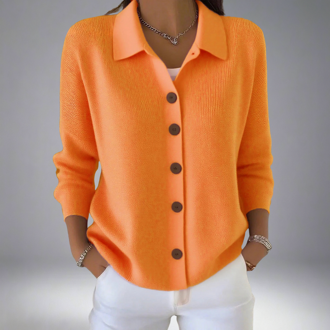 Cardigan tricoté élégant Layla de Danoir Paris, en laine douce, porté sur un modèle, couleur neutre, détails raffinés.