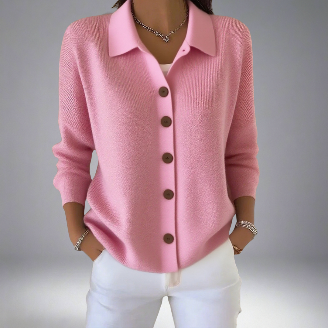 Cardigan tricoté élégant Layla de Danoir Paris, en tissu doux et fin, porté sur un mannequin dans une pièce lumineuse.