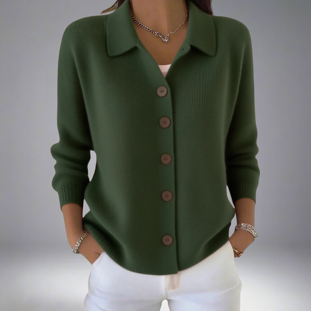 Cardigan tricoté élégant Layla de Danoir Paris, en coton doux, avec manches longues et finition raffinée, porté sur un mannequin.