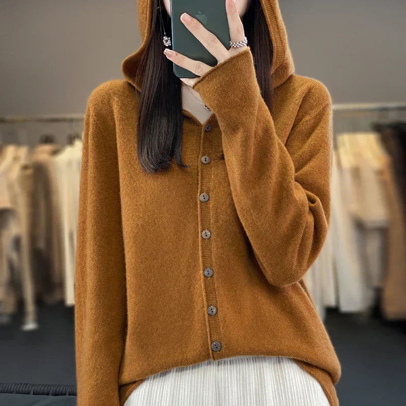 Pull Duveteux chic Sofia de Danoir Paris, détail de la texture douce et élégante en tissu chaud, vue de face.