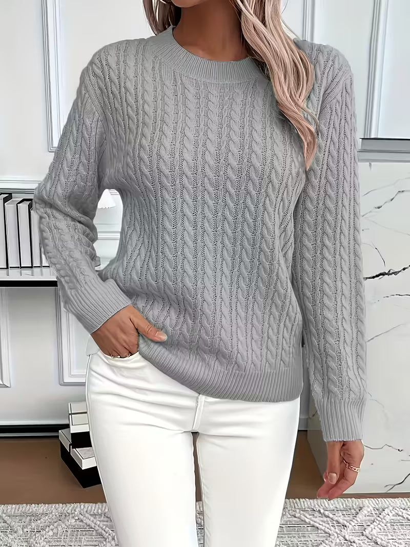Pull doux et polyvalent Aria de Danoir Paris, en tissu confortable, couleur neutre, porté sur mannequin ou mannequin en situation.