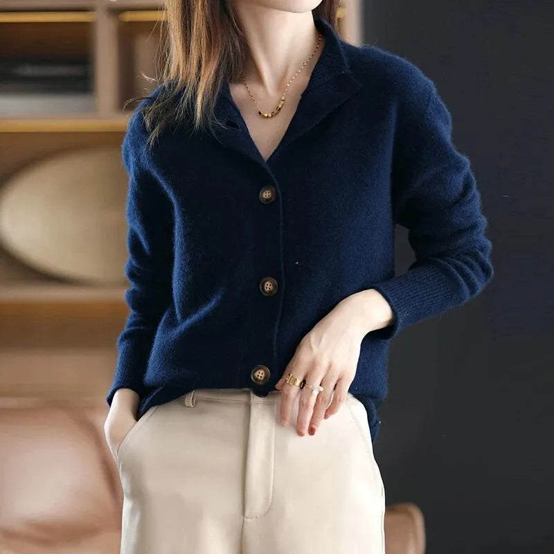 Cardigan élégant en mérinos Danoir Paris Arlina, détail du tissu fine et finition soignée, porté sur un mannequin.