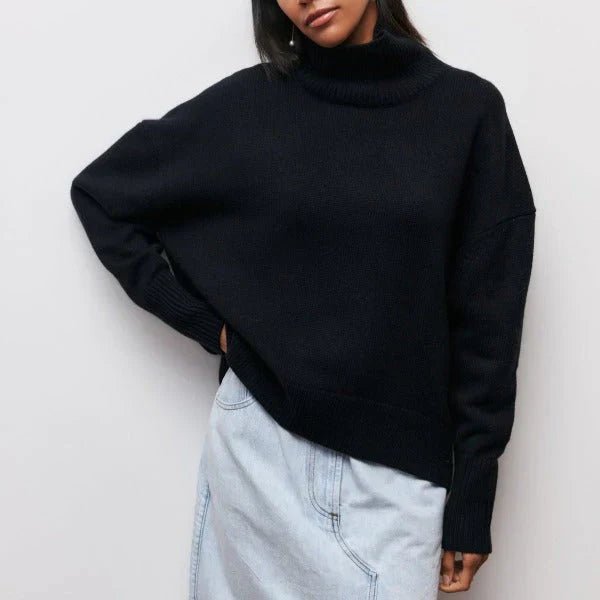 Pull-over oversize Danoir Paris Aria en maille confortable, porté par une femme avec col roulé gris clair.