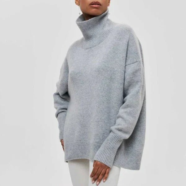 Pull-over oversize confortable Danoir Paris Aria, tricot doux, coupe ample, porté par Amanda dans un style décontracté.