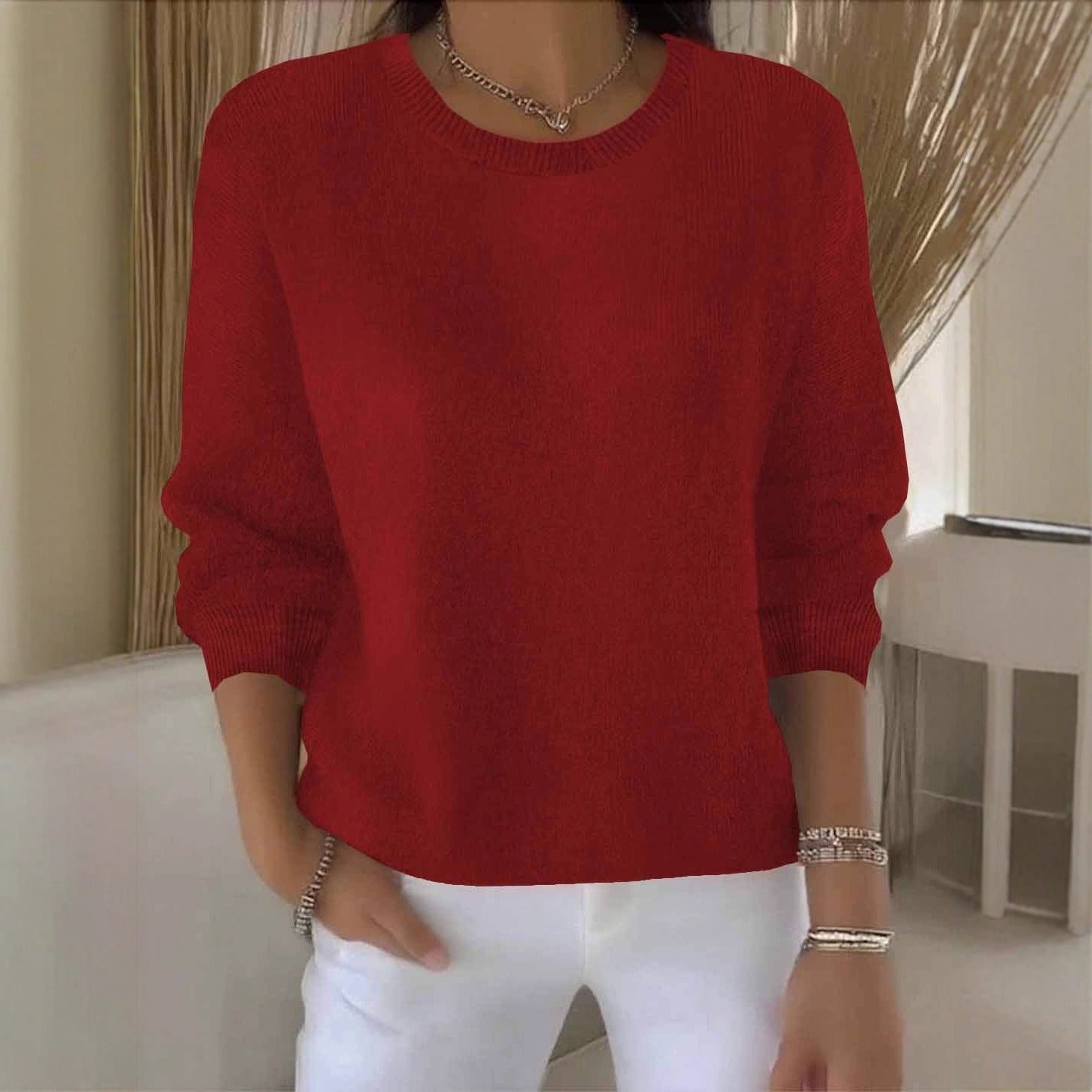 Pull décontracté et élégant Danoir Paris Faylena pour femmes, en maille douce couleur neutre, porté sur une mannequin.